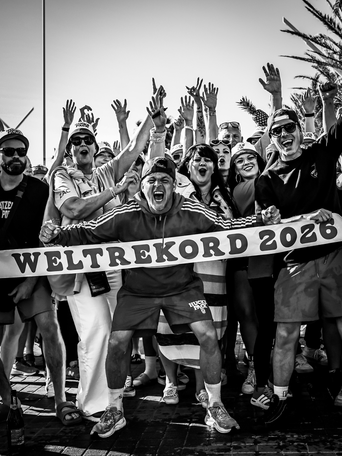 Jubelnde Vereinsgruppe mit Weltrekord-Banner
